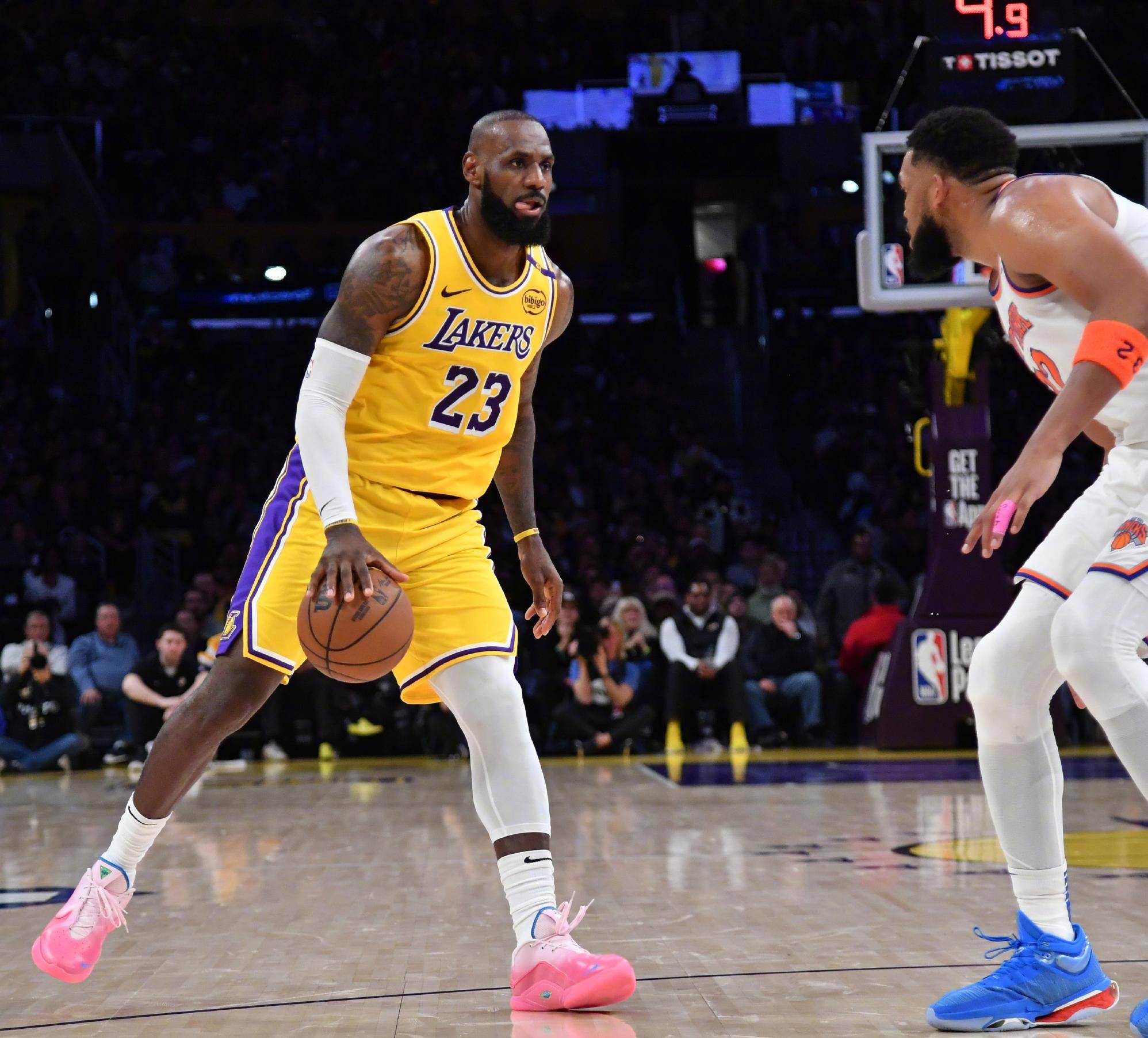 詹姆斯重返赛场，刷新纪录首场状态出色，澳大利亚队观众沸腾！的简单介绍